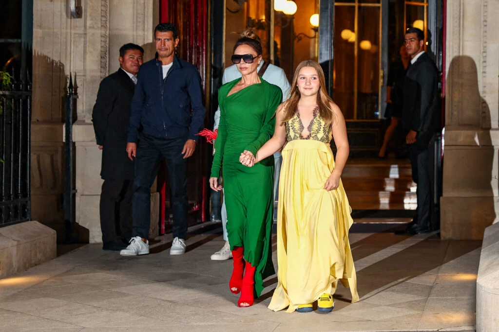 Victoria Beckham y Harper Seven, juntas en la Semana de la Moda de París. (Fotonoticias)
