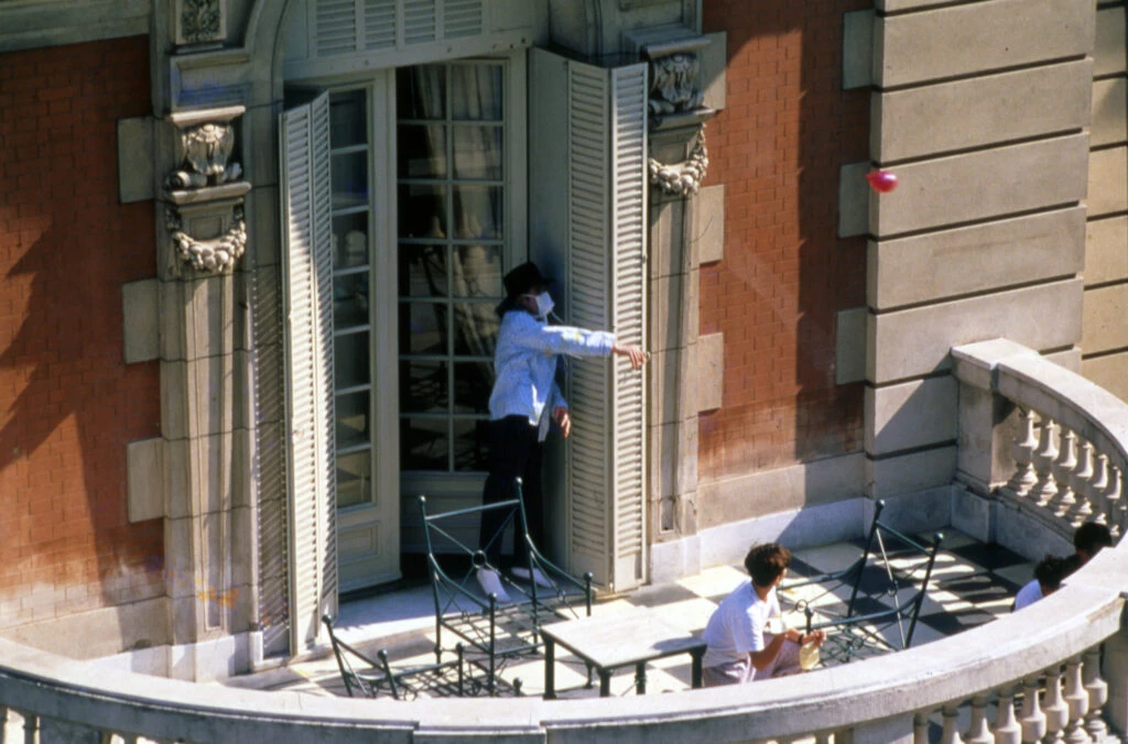 Michael Jackson tirando bombitas de agua desde el balcón del hotel.