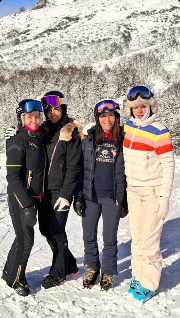 Juiana Awada esquiando en Bariloche, junto a sus amigas. 