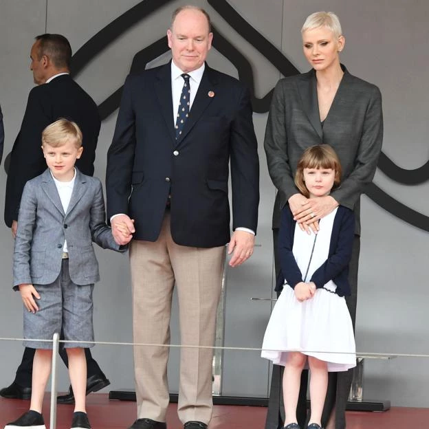 Alberto y Charlene de Mónaco junto a sus hijos. 