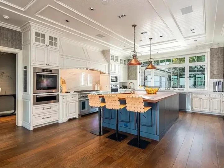 The Spacious Kitchen Of Jennifer Lopez And Ben Affleck'S Los Angeles Mansion - Photo: © Westside Estate Agency
