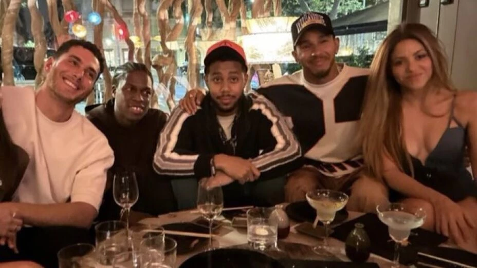 Shakira cenando con Lewis Hamilton y los amigos del corredor de carreras inglés. Foto: redes sociales.