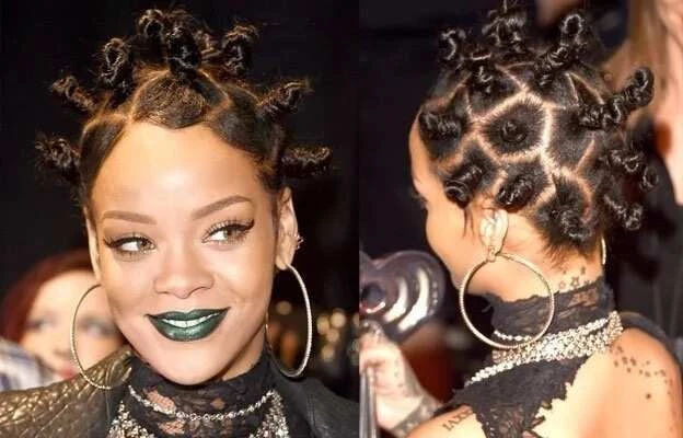 Rihanna con peinado knots